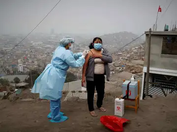 Una enfermera de la posta médica del Cerro El Agustino vacunando contra la gripe y la neumonía a una residente, el 30 de Julio de 2020 en Lima (Perú) cuando todavía no estaba la vacuna del covid Una enfermera de la posta médica del Cerro El Agustino vacunando contra la gripe y la neumonía a una residente, el 30 de Julio de 2020 en Lima (Perú) cuando todavía no estaba la vacuna del covid