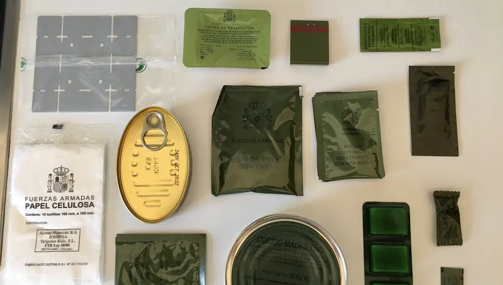 Ración de almuerzo del Ejército español, lata de cocido y lata de atún incluidas.