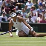 Garbiñe Muguruza se resbaló varias veces en su partido de tercera ronda de Wimbledon ante Ons Jabeur