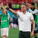 El seleccionador español, Luis Enrique, celebra el pase a semifinales tras la victoria ante Suiza
