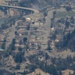 En esta imagen aérea de Lytton se puede ver la pequeña ciudad totalmente arrasada por los fuegos