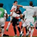 Unai Simon celebra con el resto del equipo el pase a semifinales de España ante Suiza