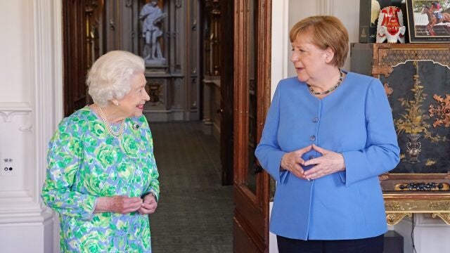 La reina Isabel II recibe a la canciller alemana, Angela Merkel, ayer en el Castillo de Windsor