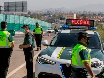 Agentes de la Guardia Civil durante un control de alcoholemia en la autov&iacute;a A-30 que une Cartagena con Murcia