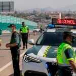 Agentes de la Guardia Civil durante un control de alcoholemia en la autovía A-30 que une Cartagena con Murcia
