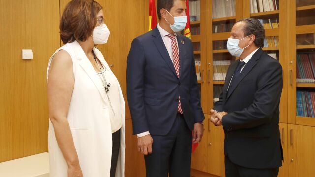 El consejero de la Presidencia, Ángel Ibáñez, conversa con el presidente del Consejo de Cuentas, Mario Amilivia, en presencia de la presidenta de la FRMP y de la Diputación de Palencia, Ángeles Armisén