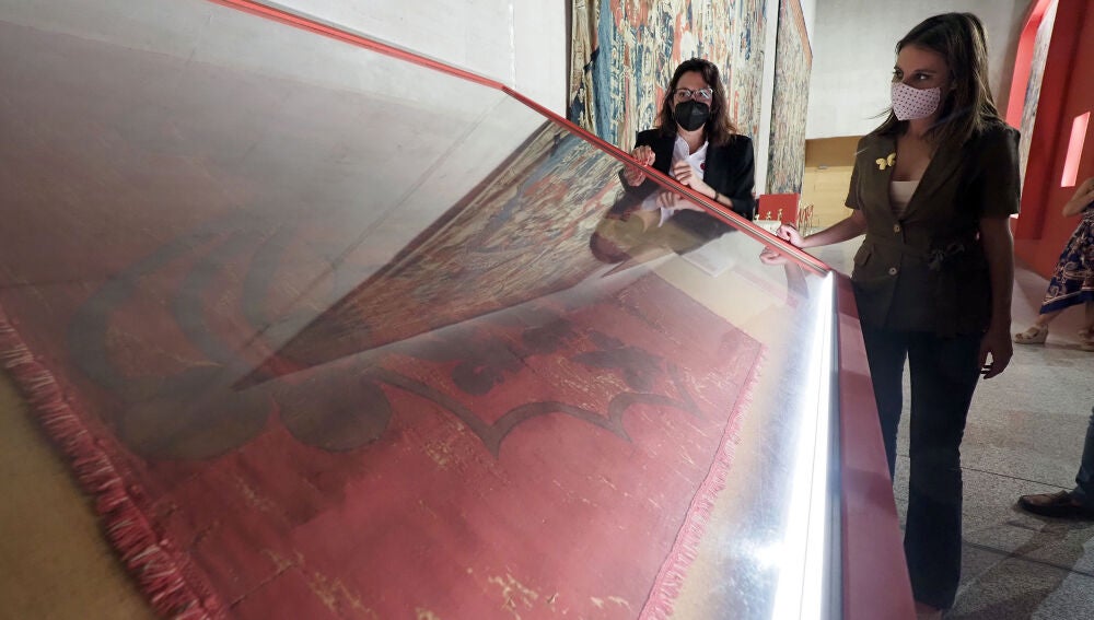 La presidenta del Comité de Derechos y Garantías del PP y delegada de Cultura, Turismo y Deporte del Ayuntamiento de Madrid, Andrea Levy, visita la exposición sobre los comuneros en la sede de las Cortes de Castilla y León