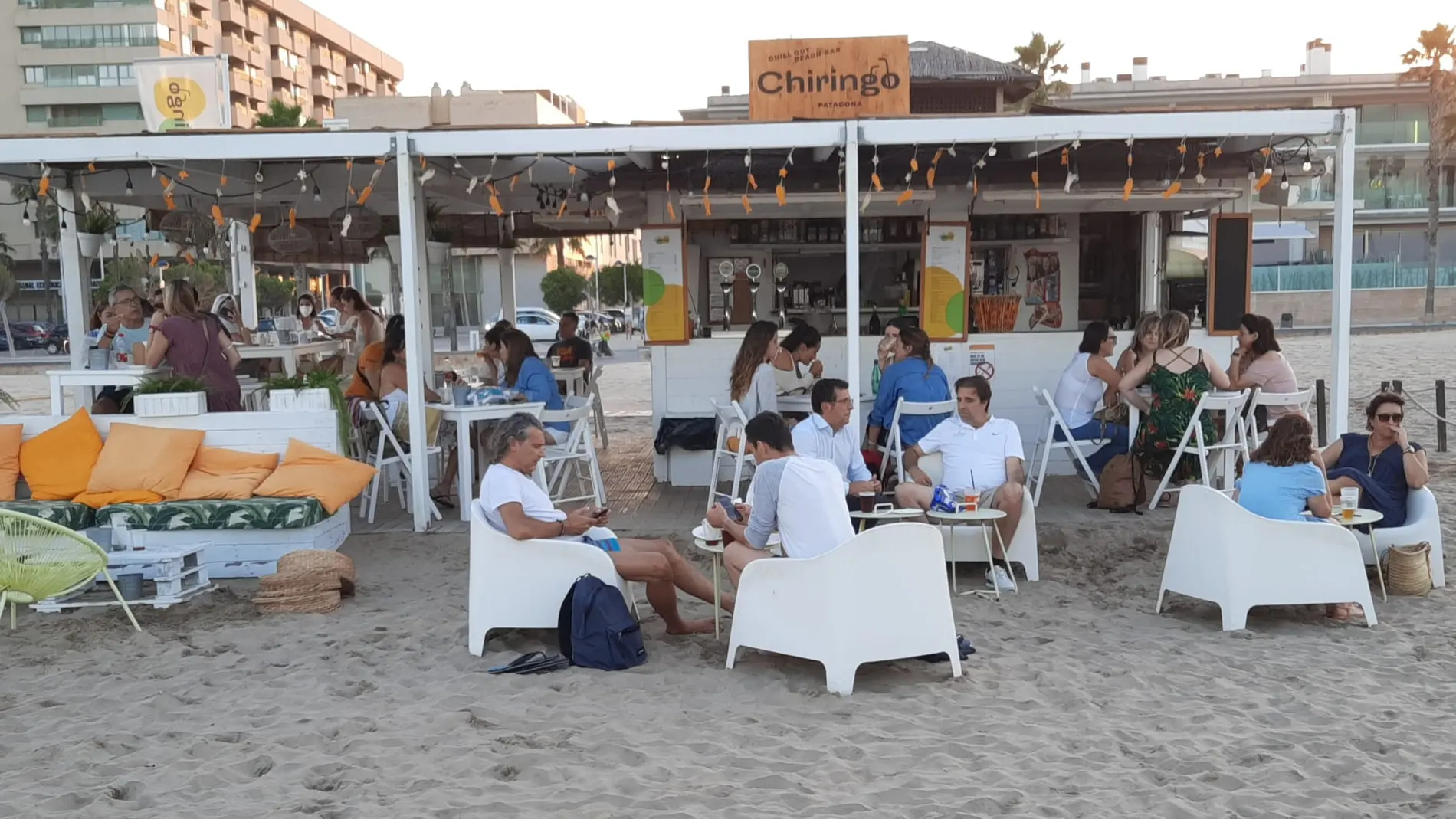 Un chiringuito en la playa.