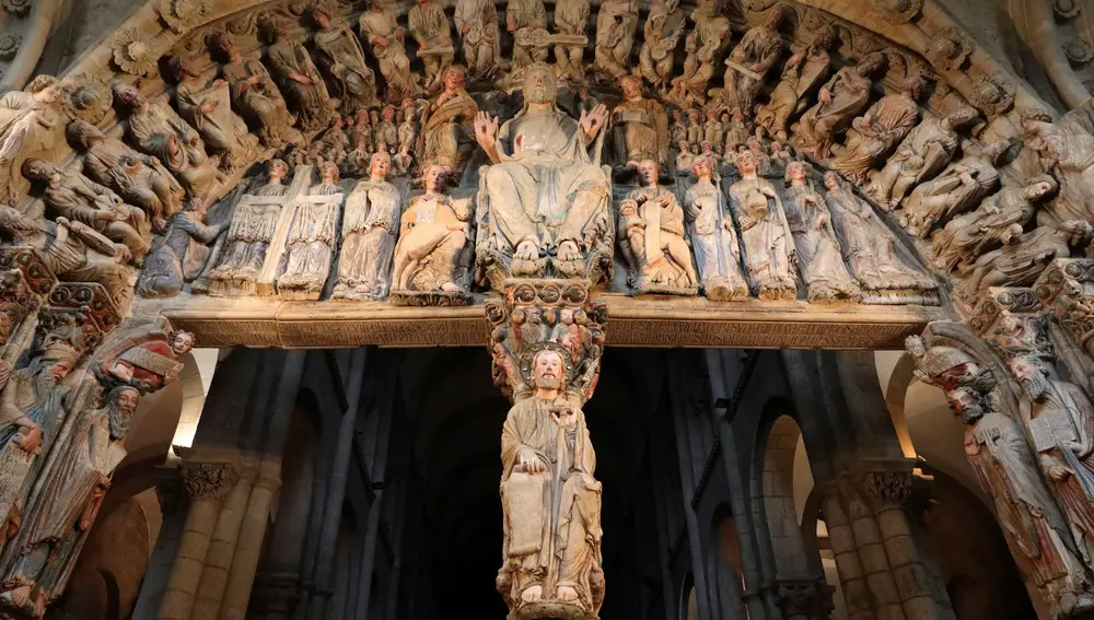 Detalle de la escultura del Apóstol Santiago en el parteluz del Pórtico de la Gloria.