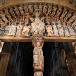 Detalle de la escultura del Apóstol Santiago en el parteluz del Pórtico de la Gloria.