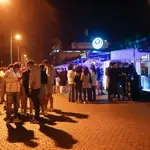 Varios jóvenes en uno de los locales de ocio nocturno del Puerto de Sanxenxo