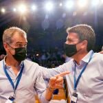 El presidente de la Diputación de Alicante y candidato a la presidencia del PP CV, Carlos Mazón, saluda al director de la Oficina del Español de la Comunidad de Madrid, Toni Cantó (i), durante el décimo quinto Congreso del Partido Popular de la Comunitat Valenciana (PPCV), que elige al presidente del partido para liderar la formación durante los próximos años