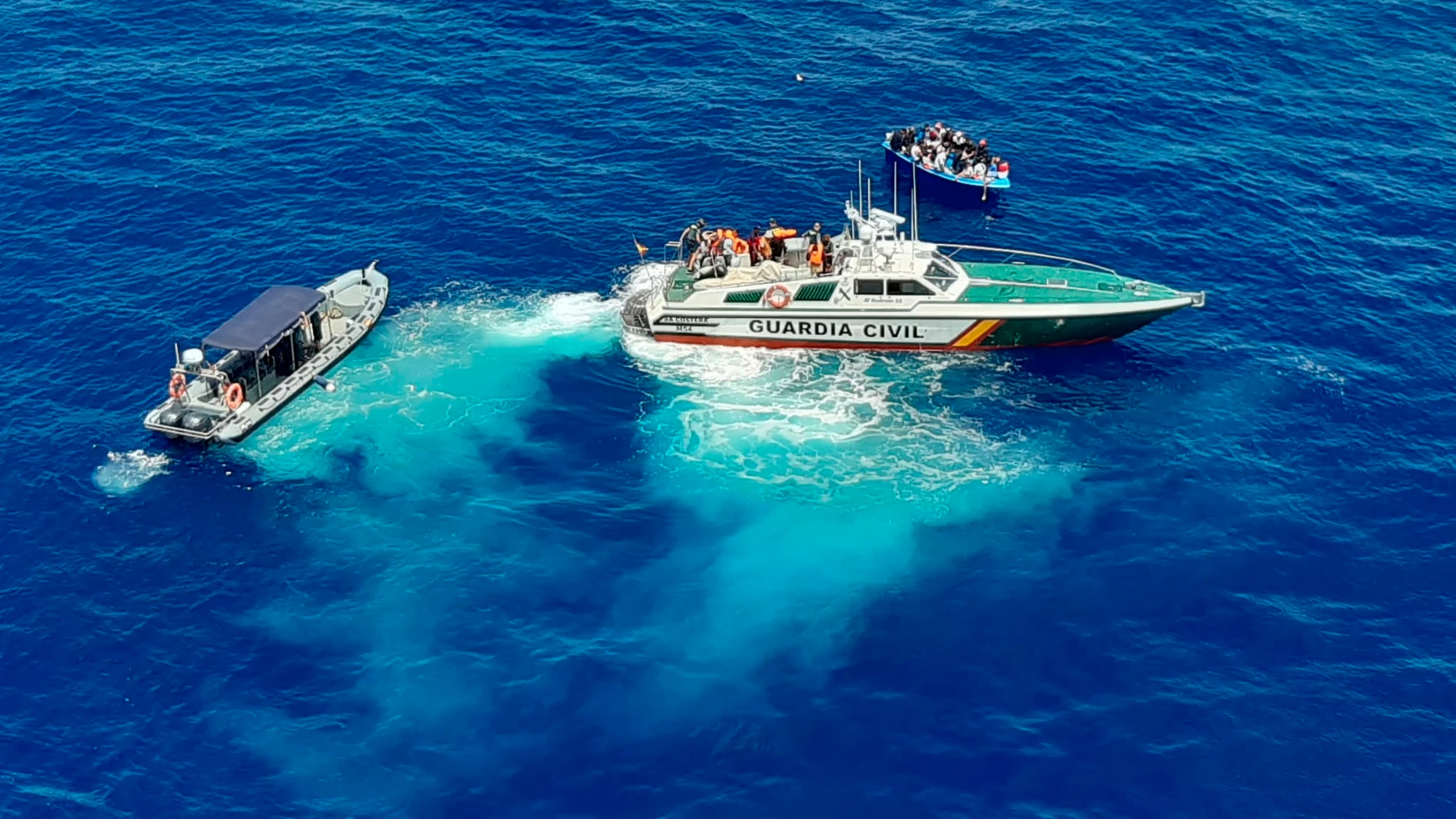 Una embarcación de la Guardia Civil rescató en aguas del archipiélago de Cabrera (Islas Baleares) a 32 inmigrantes el pasado verano