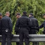 La Policía trabaja en el área de un enfrentamiento de horas con un grupo de hombres armados que cerró parcialmente la interestatal 95, el sábado