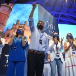 La portavoz del PP en el Ayuntamiento de Valencia, María José Catalá (2i); el candidato a presidente del del PP de la Comunidad Valenciana, Carlos Mazón (3i) y otros miembros del PPCV, aplauden en el XV Congreso regional del Partido Popular de la Comunidad Valenciana