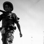 Un legionario extranjero francés patrulla un área controlada por los comunistas en el norte de Vietnam.