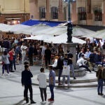 Ambiente en una calle de bares de Santander, antes de su cierre a medianoche, a 3 de julio de 2021, en Santander, Cantabria (España).