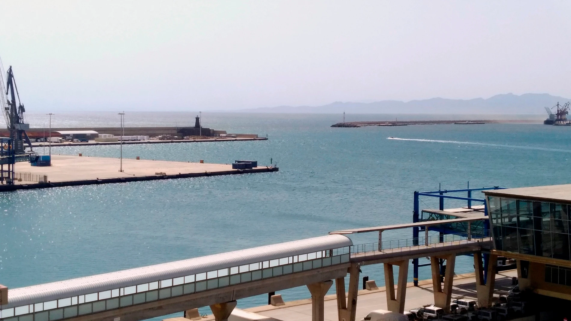 Vista de la entrada al puerto de Melilla