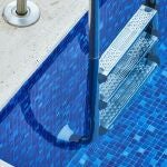 El hombre se ha golpeado en la cabeza cuando se tiraba a la piscina y ha fallecido