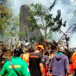 Los equipos de rescate acuden al lugar donde el Hercules C-130 se estrelló cerca de Jolo, en Filipinas