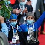 Elisa Loncón (a la derecha), constituyente mapuche, es electa presidenta de la Convención Constitucional el domingo en la sesión inaugural de la Convención Constitucional, en el antiguo Congreso Nacional, en Santiago