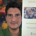 Dennis Álvarez con su libro editado por la Diputación de Salamanca
