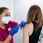 Una persona recibe la vacuna de Moderna contra el Covid-19 en el dispositivo puesto en marcha por Acciona en Madrid