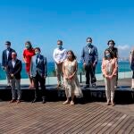 Foto de familia durante la primera jornada de la I Cumbre entre la Comunitat Valenciana y Baleares. El presidente de la Comunidad Valenciana Ximo Puig (3i) junto a la Presidenta Balear Francina Armengol (3d), Ruben Martínez Dalmau (d), vicepresidente segundo; Monica Oltra (2d), vicepresidenta Primera de la Comunidad Valenciana; y Juan Pedro Yllanes (2i), vicepresidente balear