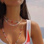 María Fernández.Rubiés con collares de cuentas de colores