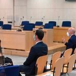 Los dos mossos, acusados de un delito de encubrimiento, en la primera sesión de la vista oral en la Audiencia Nacional