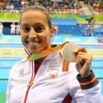 Teresa Perales, con una de sus 27 medallas paralímpicas