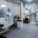 Personal sanitario del Hospital Parc Taulí de Sabadell (Barcelona) trabaja en la UCI para enfermos de covid