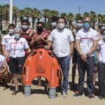 La tabla de rescate autónoma puede transportar hasta 250 kilogramos con 30 minutos de autonomía y a una distancia de quinientos metros desde la costa