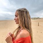 María Pombo luciendo mini trenzas en la playa