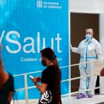 Varias personas esperan para hacerse una PCR ante un centro de atención primaria (CAP) del centro de Barcelona