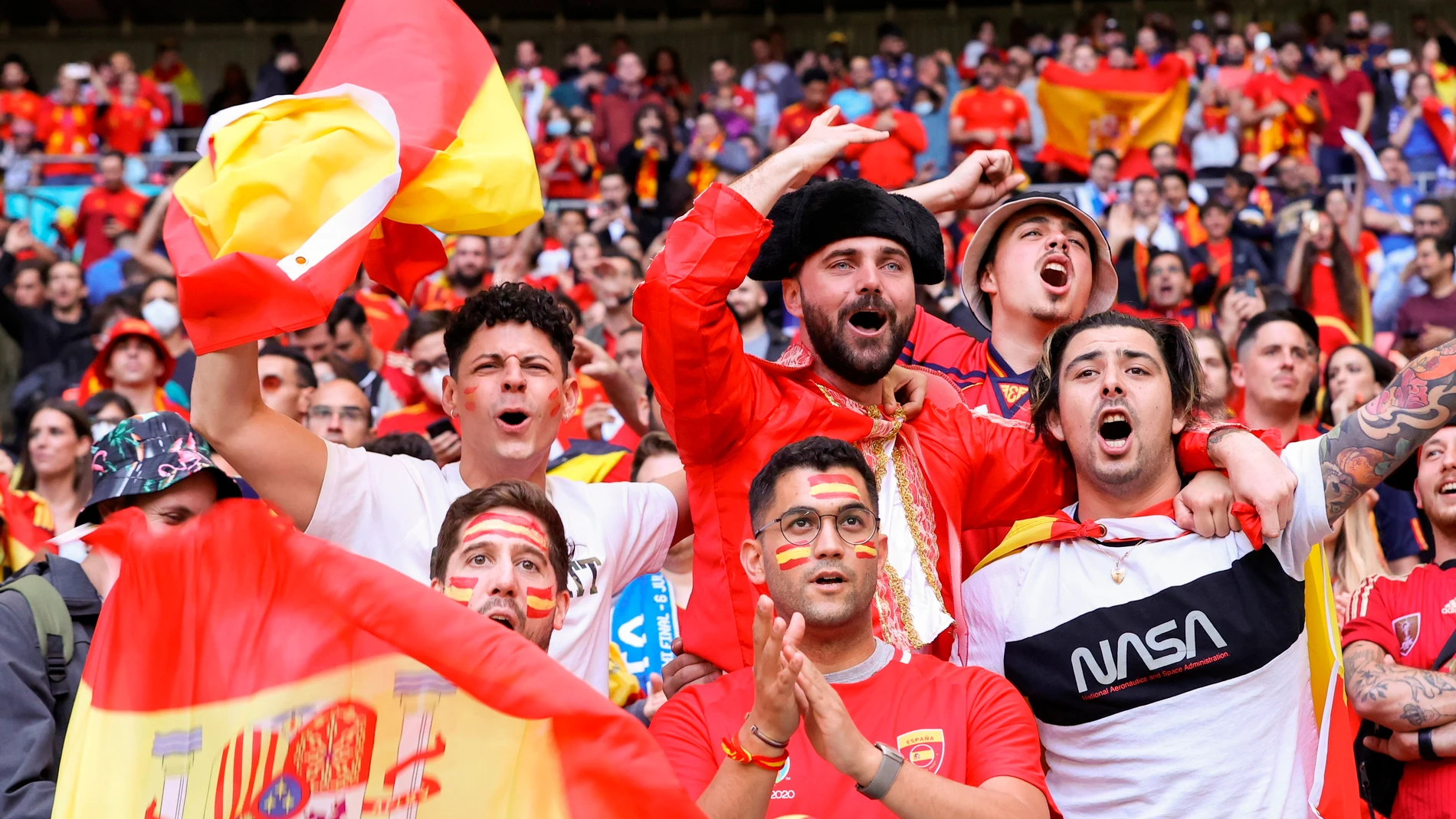 Aficionados españoles animan antes del encuentro de semifinales de la Eurocopa 2020 entre Italia y España