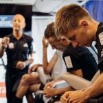 Matxin, director del UAE Team Emirates, da instrucciones en el autobús a Pogacar y sus compañeros