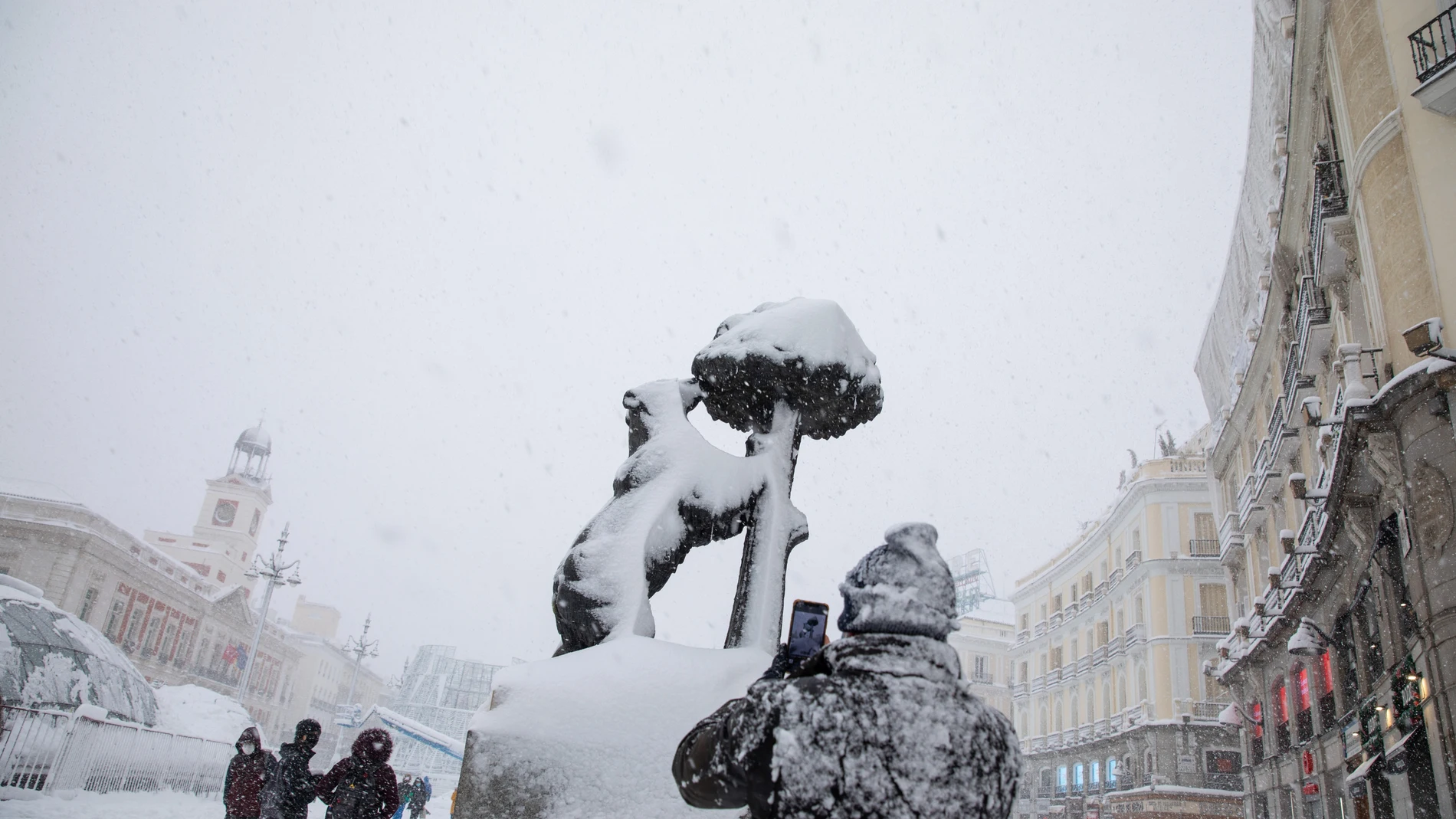 El centro de Madrid nevado por el temporal causado por la borrasca Filomena. Puerta del Sol.
