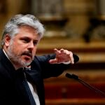 El portavoz de JxCat, Albert Batet, responde al presidente de la Generalitat, Pere Aragonès, tras su comparecencia ante el pleno del Parlament