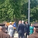 Sánchez, en el centro de la imagen, junto al primer ministro letón, Artur Krisjanis, y la estelada que portaba una pareja