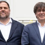Carles Puigdemont, junto al ex vicepresidente y líder de ERC, Oriol Junqueras, en su reencuentro en Waterloo el miércoles
