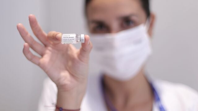 Una sanitaria sujeta una dosis de Janssen contra el Covid-19
