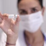 Una sanitaria sujeta una dosis de Janssen contra el Covid-19