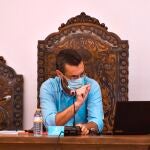 El alcalde de La Línea de la Concepción, Juan Franco, durante el pleno para aprobar una consulta popular para decidir si el municipio traslada al Gobierno y a las Cortes su petición de ser declarado como Ciudad Autónoma. EFE/ A. Carrasco Ragel