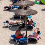 Turistas disfrutan del sol en la playa de Peguera, este jueves en el municipio mallorquín de Calvià