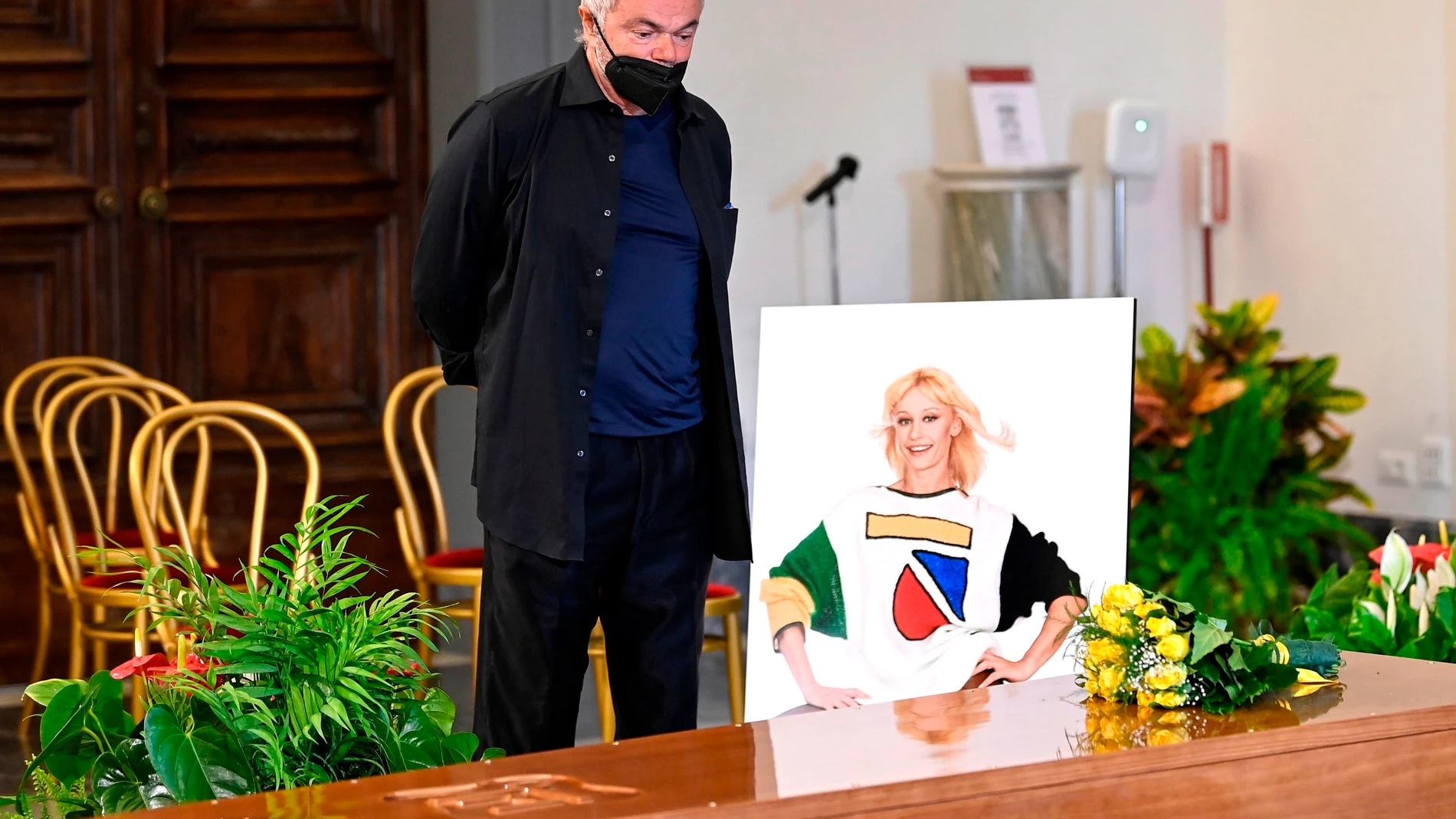 Sergio Japino, ex de Raffaella Carrà, frente a su féretro