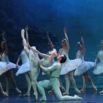 Una imagen del ballet de San Petesburgo representando "El lago de los cisnes" en Madrid