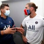 El entrenador del PSG, Mauricio Pochettino, junto a Sergio Ramos.