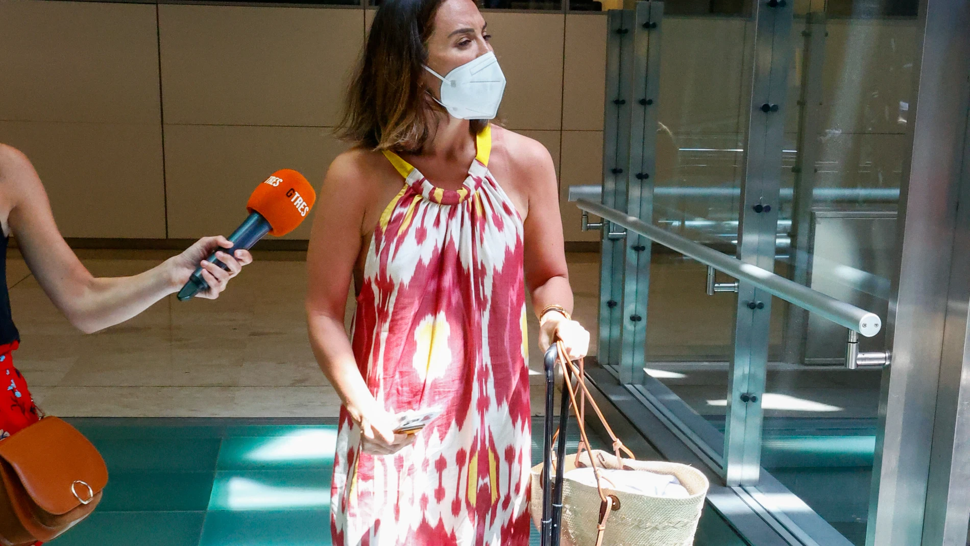 Tamara Falcó en el aeropuerto.