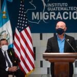 El Secretario de Seguridad Nacional de EE UU, Alejandro Mayorkas (d), habla en presencia del presidente de Guatemala, Alejandro Giammattei (i), desde la capital del país centroamericano